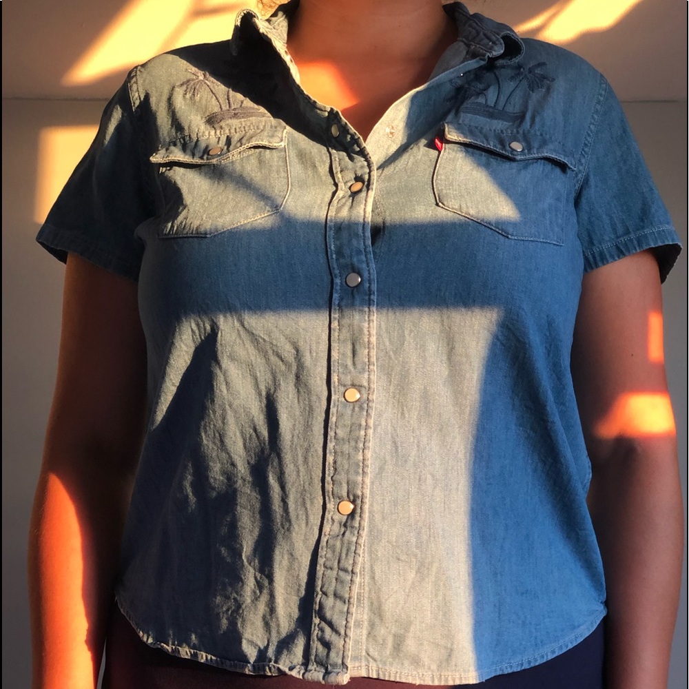 Women’s Levi Button up Short Sleeve Top